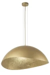 Złota lampa wisząca Solaris XL, 1-punktowa, o półkulistym kształcie z matowym wykończeniem, zawieszona na cienkich linkach. Górna część jest matowa, dolna – z subtelnym połyskiem. Produkt widoczny na białym tle.