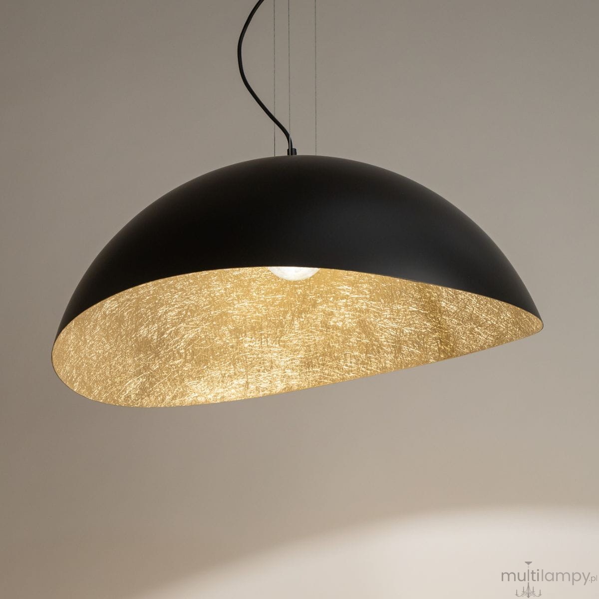 Lampa wisząca Solaris XL w kolorze czarnym z złotym wnętrzem, o kształcie półkulistym, zawieszona na cienkim przewodzie. Widoczna żarówka wewnątrz. Tło neutralne, co podkreśla elegancki design lampy.
