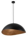 Lampa wisząca Solaris M w kolorze czarnym z miedzianym wnętrzem, o kształcie półkulistym. Zawieszona na cienkich linkach, z montażem sufitowym. Idealna do nowoczesnych wnętrz. Tło białe, co podkreśla kontrast kolorów.