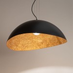 Lampa wisząca Solaris M w kolorze czarnym z miedzianym wnętrzem, o półkulistym kształcie. Zawieszona na cienkim przewodzie, widoczna żarówka. Tło w jasnym odcieniu, co podkreśla elegancki design lampy.