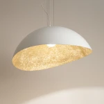 Lampa wisząca Solaris M w kolorze białym z złotym wnętrzem, o kształcie półkulistym. Zawieszona na cienkim przewodzie, emitująca ciepłe światło. Wnętrze lampy ma teksturę, co dodaje elegancji. Idealna do nowoczesnych wnętrz.