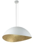 Lampa wisząca Solaris XL w kolorze białym z złotym akcentem, o półkolistym kształcie. Zawieszona na trzech cienkich linkach, z okrągłą podstawą sufitową. Wnętrze lampy ma metaliczną, błyszcząca złotą powierzchnię, co dodaje elegancji.