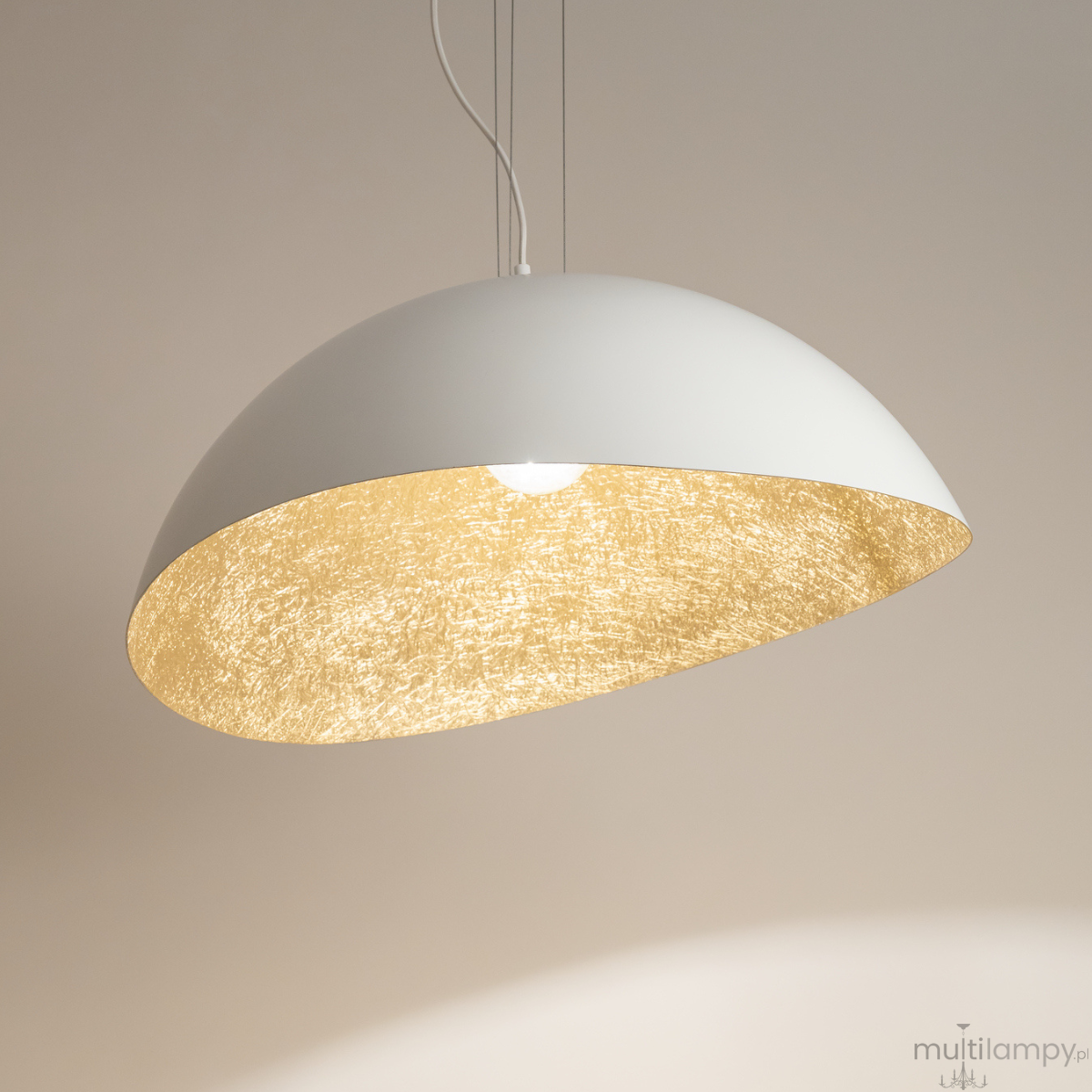 Biała lampa wisząca Solaris XL z metalowym kloszem w kształcie półkuli, z wewnętrzną złotą powłoką. Produkt zawieszony na białym przewodzie, oświetla przestrzeń ciepłym światłem, tworząc elegancki akcent w aranżacji wnętrza.
