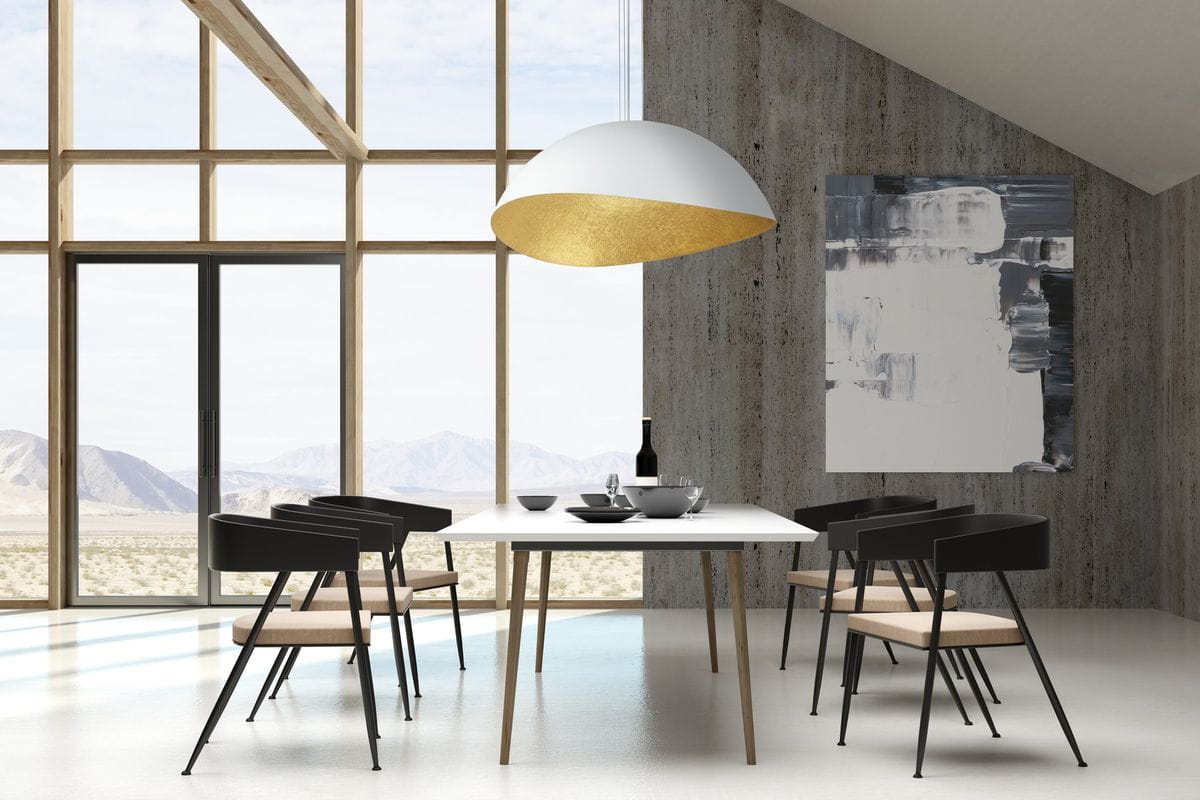 Lampa wisząca Solaris XL w kolorze białym z miedzianym wnętrzem, o półkulistym kształcie. Zawieszona nad stołem w nowoczesnej jadalni, otoczona czarnymi krzesłami. Tło stanowi przestronna, jasna aranżacja z dużymi oknami.