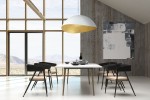 Lampa wisząca Solaris XL w kolorze białym z miedzianym wnętrzem, o półkulistym kształcie. Zawieszona nad stołem w nowoczesnej jadalni, otoczona czarnymi krzesłami. Tło stanowi przestronna, jasna aranżacja z dużymi oknami.