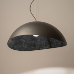 Lampa wisząca Solaris XL, 1-punktowa, o półkulistym kształcie. Wykonana z matowego srebra na zewnątrz i czarnego materiału wewnątrz. Zawieszona na cienkich linkach, idealna do nowoczesnych wnętrz.