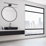 Czarny kinkiet LED IP44 Shine, długość 60 cm, zamontowany nad okrągłym lustrem. W tle nowoczesna łazienka z czarną umywalką i dużym oknem, z widokiem na miasto. Lampa ma prostą, minimalistyczną formę, idealna do oświetlenia przestrzeni.