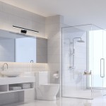 Czarny kinkiet Shine LED IP44 z jedną punktową lampą, umieszczony nad lustrem w nowoczesnej łazience. Prosty, długi kształt, montowany na ścianie, idealny do oświetlenia przestrzeni. Tło w jasnych odcieniach z płytkami ceramicznymi.