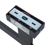 Kinkiet Shine LED IP44, czarny, 1-punktowy. Widok z góry na mocowanie z metalową płytką, przewodami w kolorze brązowym i niebieskim oraz etykietą z danymi technicznymi. Kształt prostokątny, matowa powierzchnia.
