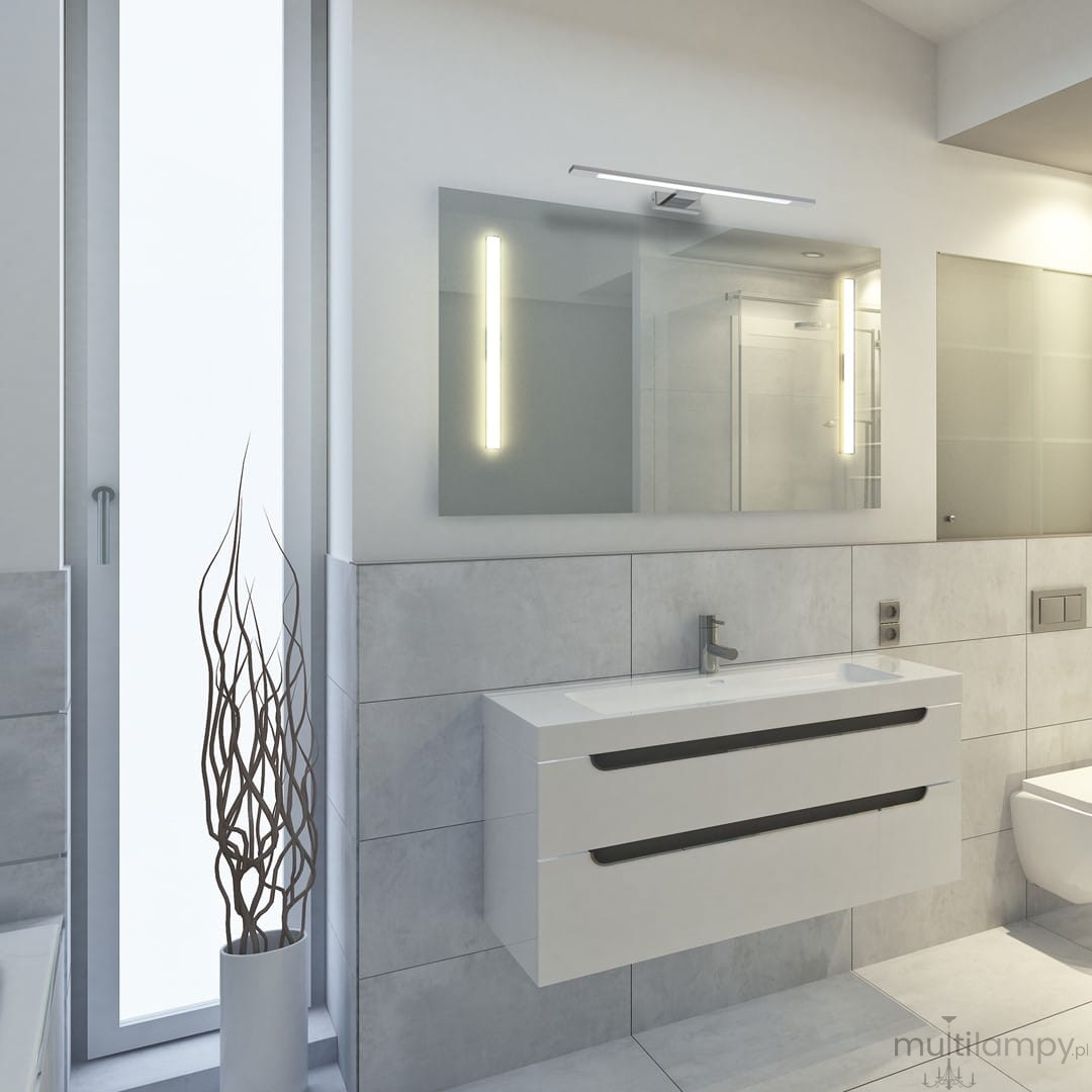 Kinkiet Shine LED IP44 w kolorze chromu, 1-punktowy, o długości 40 cm i mocy 7 W, zamontowany nad lustrem w nowoczesnej łazience. Światło ma formę prostokątnego, minimalistycznego elementu, idealnego do oświetlenia wnętrza.