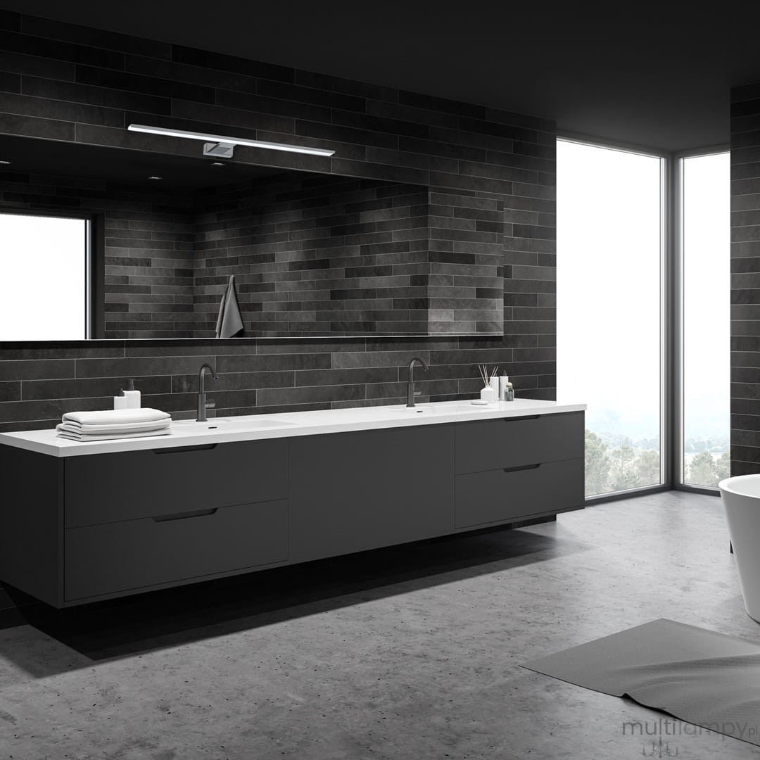 Kinkiet Shine LED IP44 w chromowanej obudowie, z jedną punktową lampą, umieszczony na ciemnym tle łazienki. Oświetlenie ma nowoczesny design, idealne do strefy umywalkowej. W tle widoczna elegancka umywalka z szafkami i dużym lustrem.