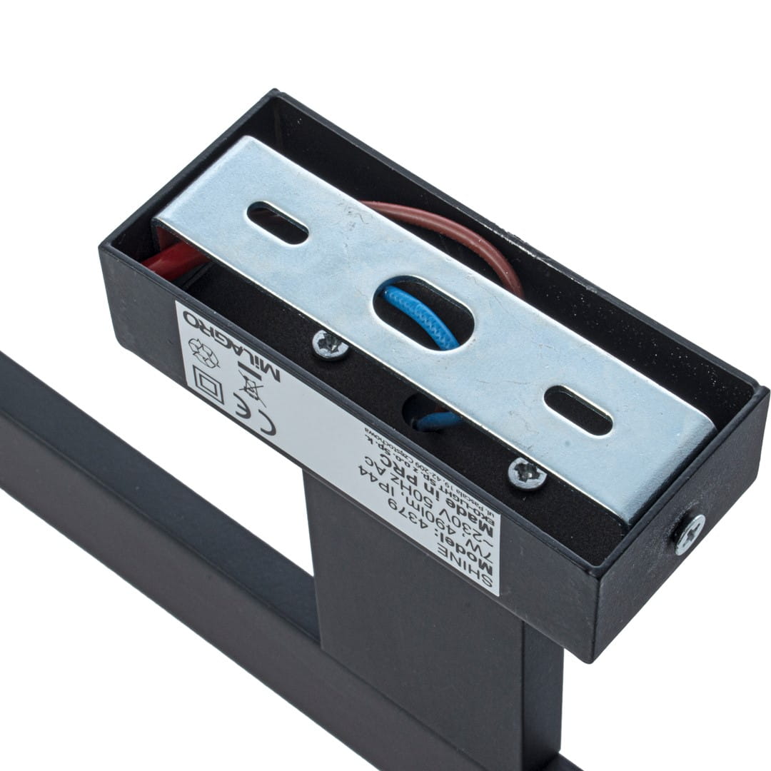 Czarny kinkiet Shine LED IP44 o wymiarach L30/7W, z metalową podstawą i widocznymi przewodami elektrycznymi. Ujęcie z góry, ukazujące mocowanie i etykietę z informacjami technicznymi. Produkt przeznaczony do użytku wewnętrznego i zewnętrznego.
