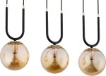Lampa wisząca Gemma 3-punktowa w kolorze czarnym i złotym. Składa się z trzech szklanych kul o bursztynowym odcieniu, zawieszonych na czarnych linkach. Metalowe detale w złotym kolorze. Ujęcie frontalne, ukazujące całość lampy.
