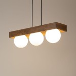 Lampa wisząca Bloom 3-punktowa w kolorze czarnym i brązowym, z drewnianym, prostokątnym podwieszeniem oraz trzema okrągłymi, białymi kloszami. Zawieszona na dwóch czarnych przewodach, prezentuje minimalistyczny design.