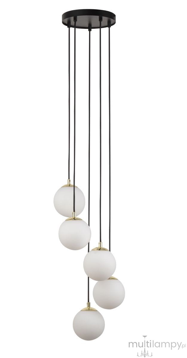 Lampa wisząca Piano pięcio-punktowa w kolorze czarnym z białymi, okrągłymi kloszami ze szkła matowego. Klosze zawieszone na długich czarnych linkach z metalowymi detalami. Ujęcie z przodu, wisząca, elegancka konstrukcja.