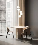 Lampa wisząca Piano 5-punktowa w kolorze czarnym z kulistymi kloszami w białym kolorze, zawieszona nad okrągłym stołem. Lampa składa się z pięciu źródeł światła, umieszczonych na różnych wysokościach, w nowoczesnym wnętrzu z jasnymi zasłonami.