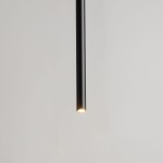 Lampa wisząca Sopel Prosty 5-punktowa w kolorze czarnym. Wąski, cylindryczny kształt z widocznym źródłem światła na końcu. Ujęcie z dołu, na jasnym tle. Idealna do nowoczesnych wnętrz.