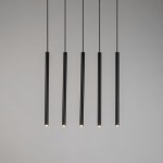 Czarna, pięciopunktowa lampa wisząca Sopel Prosty, składająca się z pięciu wąskich, cylindrycznych elementów o matowej fakturze. Ujęcie z przodu, z lampą zawieszoną na cienkich linkach, na jasnym tle.