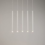 Lampa wisząca Sopel Prosty 5-punktowa w kolorze białym, składająca się z pięciu długich, cylindrycznych elementów. Ułożona w poziomie, z delikatnym światłem na końcach, zawieszona na cienkich linkach w minimalistycznym stylu.