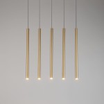 Złota lampa wisząca Sopel Prosty, pięciopunktowa, złożona z pięciu smukłych cylindrów zawieszonych na cienkich linkach. Kąt ujęcia frontalny, na jednolitym tle. Widoczne źródła światła na dole każdego cylindra.
