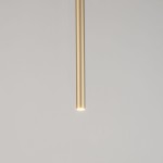Złota lampa wisząca Sopel Prosty 5-punktowa, o smukłym, cylindrycznym kształcie, zawieszona w pionie. Wykończenie w odcieniu złota, z widocznym źródłem światła na dolnej krawędzi. Prosty design, idealna do nowoczesnych wnętrz.