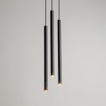 Lampa wisząca Sopel Koło 3-punktowa w kolorze czarnym. Składa się z trzech cylindrycznych ramion, zawieszonych na cienkich linkach. Każde ramie zakończone jest źródłem światła, na tle jasnej ściany.