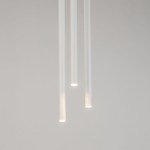 Lampa wisząca Sopel Koło, 3-punktowa, w białym kolorze. Składa się z trzech prostokątnych tub o matowej powierzchni, emitujących światło. Ujęcie z dołu, pokazujące szczegóły konstrukcji i równą wysokość elementów. Tło w jasnym odcieniu.