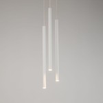Biała lampa wisząca Sopel Koło z trzema cylindrycznymi punktami świetlnymi. Ujęcie frontalne, zawieszona na cienkich linkach, minimalistyczny design. Tło jasne, jednolite.