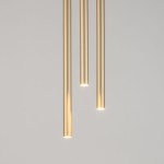 Złota lampa wisząca Sopel Koło z trzema cylindrycznymi punktami świetlnymi. Ujęcie z bliska, ukazujące fakturę metalu i źródła światła na końcach. Proste tło podkreśla elegancki design lampy.