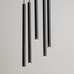 Lampa wisząca Sopel Koło w kolorze czarnym, składająca się z pięciu wydłużonych cylindrów. Ujęcie z góry, akcentujące źródła światła na końcach lamp. Prosty, nowoczesny design, zawieszona na cienkich linkach na jednolitym tle.