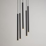 Lampa wisząca Sopel Koło, czarna, składająca się z pięciu długich cylindrycznych elementów. Źródła światła umieszczone na końcach, zawieszone na cienkich linkach. Prosty, nowoczesny design na jasnym tle.