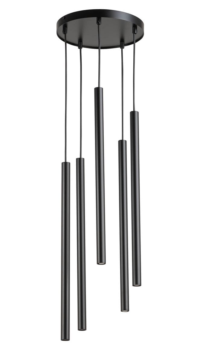 Lampa wisząca Sopel Koło, 5-punktowa, w kolorze czarnym. Składa się z pięciu długich, cylindrycznych kloszy zawieszonych na cienkich linkach z okrągłą podstawą. Ujęcie z dołu, z widocznymi detalami konstrukcyjnymi.