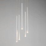 Lampa wisząca Sopel Koło, 5-punktowa, składająca się z pięciu białych, cylindrycznych elementów o różnej długości, zawieszonych na cienkich linkach. Źródła światła umieszczone na końcach, na jednolitym tle.