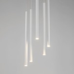 Lampa wisząca Sopel Koło 5-punktowa w białym kolorze, składająca się z pięciu długich, cylindrycznych elementów, zawieszonych na cienkich linkach. Źródła światła umieszczone na końcach, na jednolitym szarym tle.
