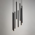 Lampa wisząca Sopel Koło, 8-punktowa, czarna. Składa się z ośmiu długich, cylindrycznych źródeł światła, zawieszonych na cienkich linkach. Całość ma nowoczesny design, z delikatnym podświetleniem na końcach. Tło jasne, minimalistyczne.