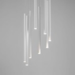 Lampa wisząca Sopel Koło z 8 punktami świetlnymi, biała, składająca się z prostych, cylindrycznych elementów. Ujęcie z góry, w tle jasnoszare, podkreślające minimalistyczny design. Idealna do nowoczesnych wnętrz.