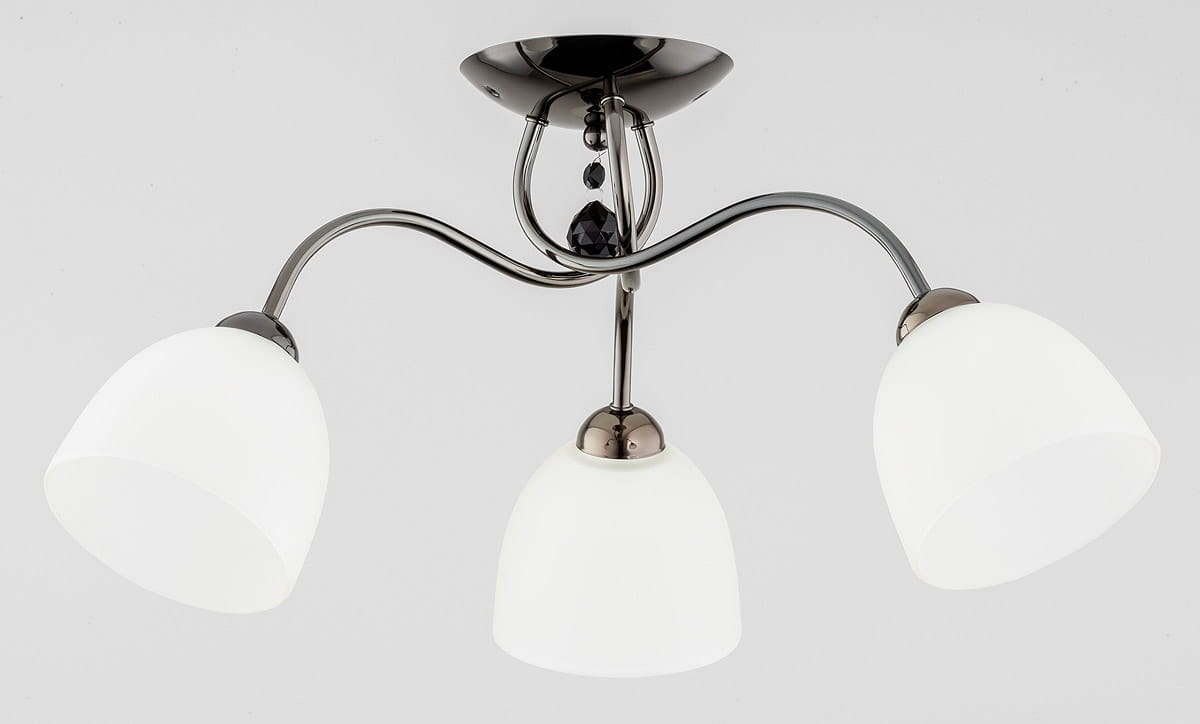 Lampa sufitowa Amarillo Grafit 3-punktowa z metalową, chromowaną podstawą i trzema białymi kloszami w kształcie dzwonu. Klosze są matowe, a lampa ma elegancką formę z delikatnymi zakrzywieniami. Zawieszona na suficie, w neutralnym otoczeniu.