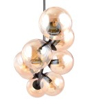 Lampa wisząca Rossi 8-punktowa w czarnym kolorze z bursztynowymi kloszami. Klosze w kształcie kul, zamontowane na czarnej konstrukcji. Widoczne żarówki wewnątrz, całość w aranżacji wiszącej.