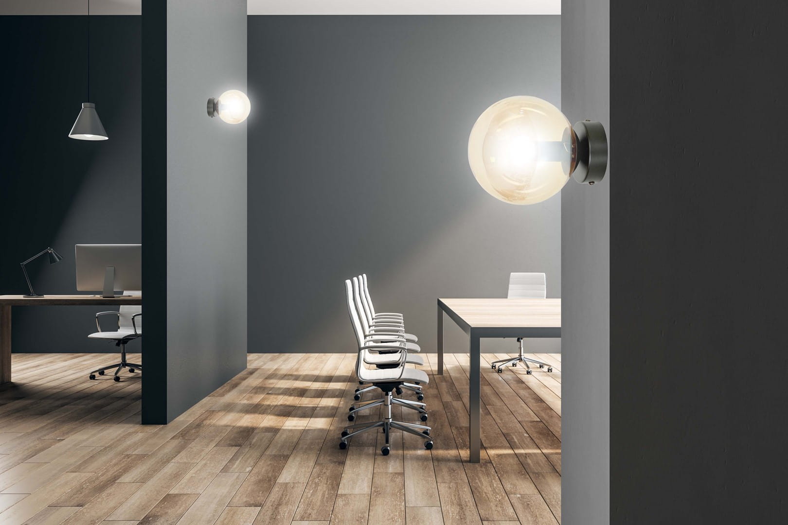 Kinkiet Rossi 1-punktowy w kolorze czarnym z bursztynową kloszem, zamontowany na ścianie w nowoczesnym biurze. Widoczny prosty design, okrągły klosz, emitujący ciepłe światło, w otoczeniu biurkowych mebli i krzeseł.