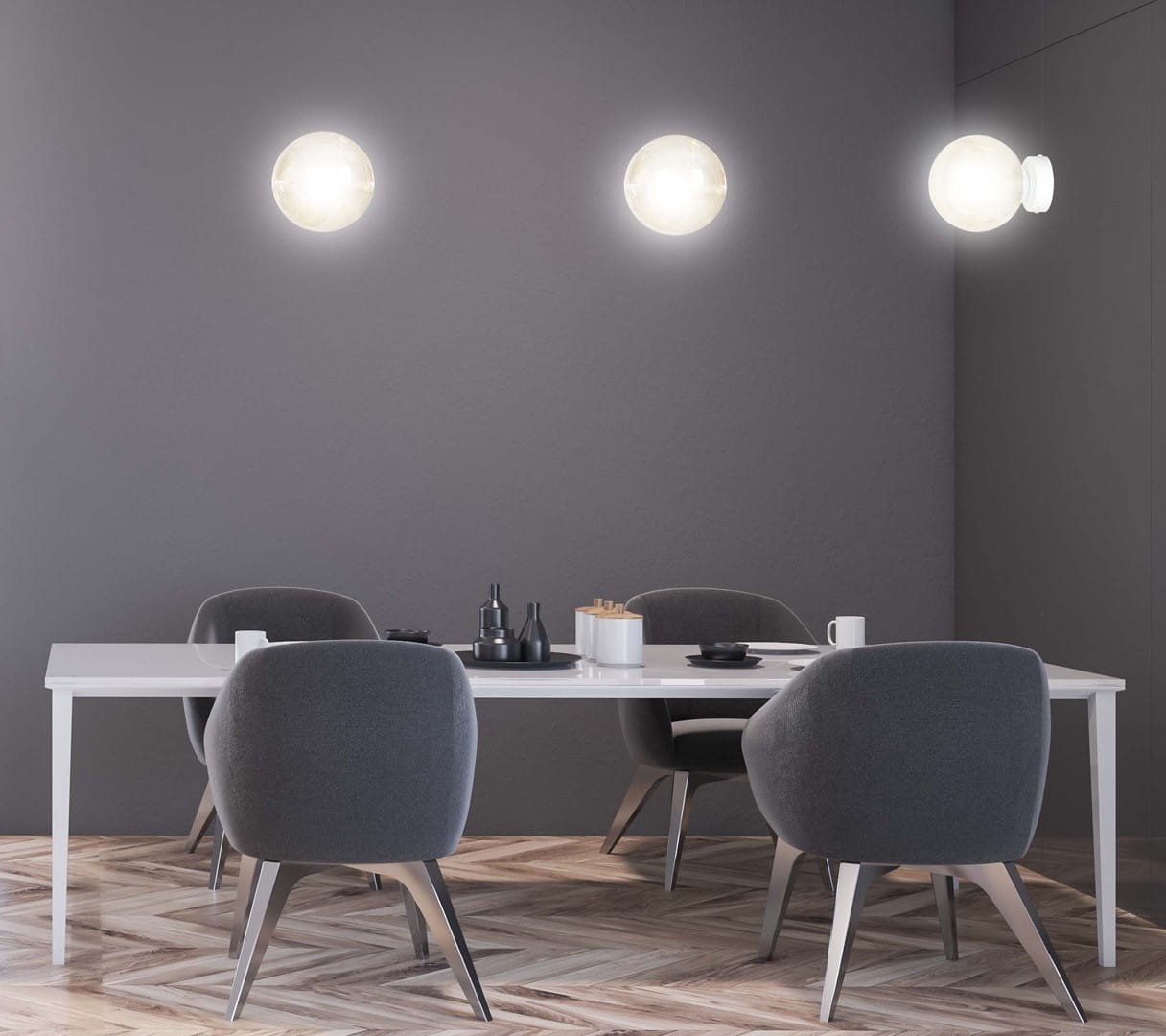 Biały kinkiet Rossi 1-punktowy z bursztynowym kloszem, zamontowany na szarej ścianie. Widoczny w nowoczesnej aranżacji jadalni z białym stołem i szarymi krzesłami. Klosz ma okrągły kształt, emitując ciepłe światło.