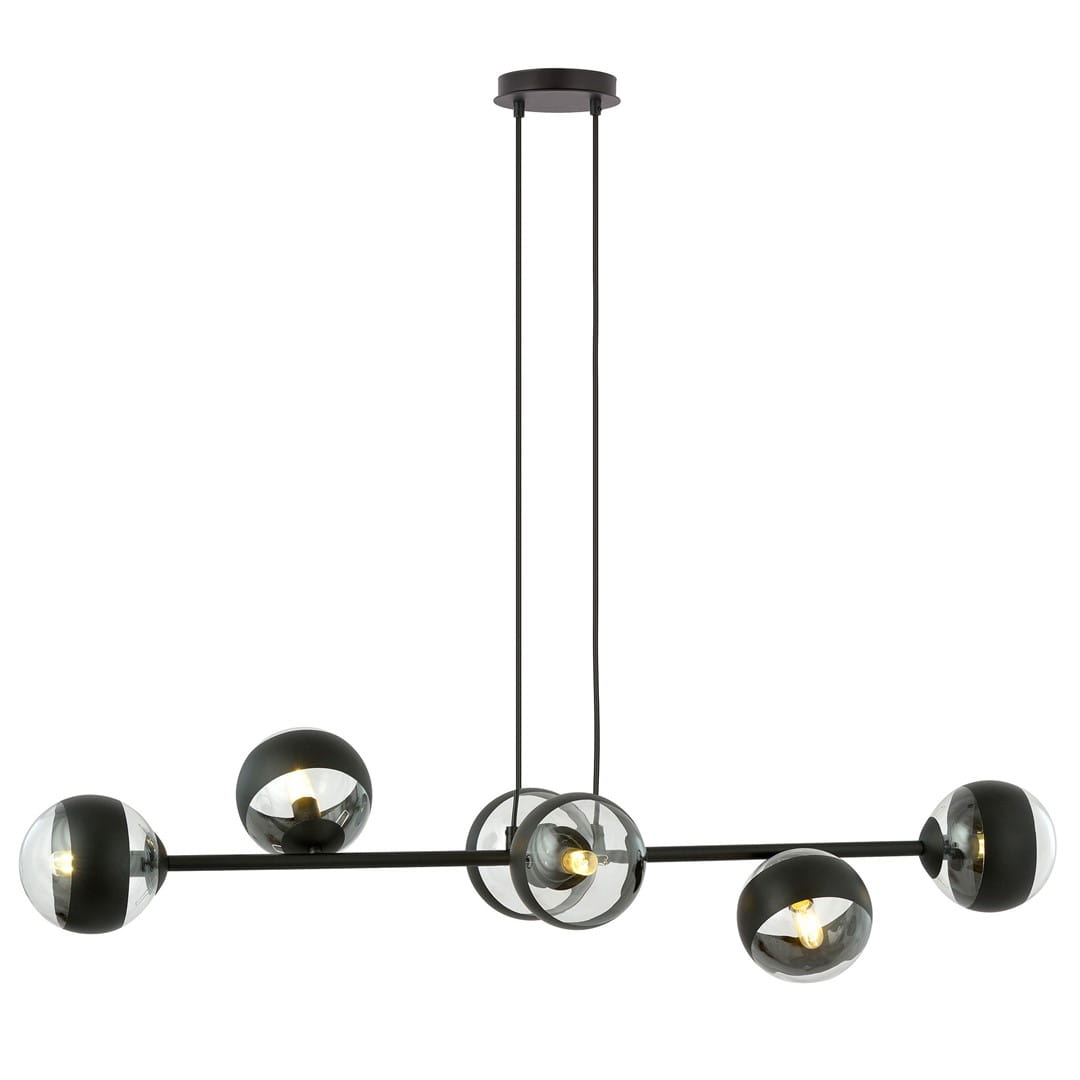 Lampa wisząca Rossi 6-punktowa w kolorze czarnym z przezroczystymi kloszami. Produkt ma prostą, nowoczesną formę z sześcioma kulistymi źródłami światła umieszczonymi na poziomej rurze. Wisi na dwóch przewodach z okrągłym mocowaniem sufitowym.