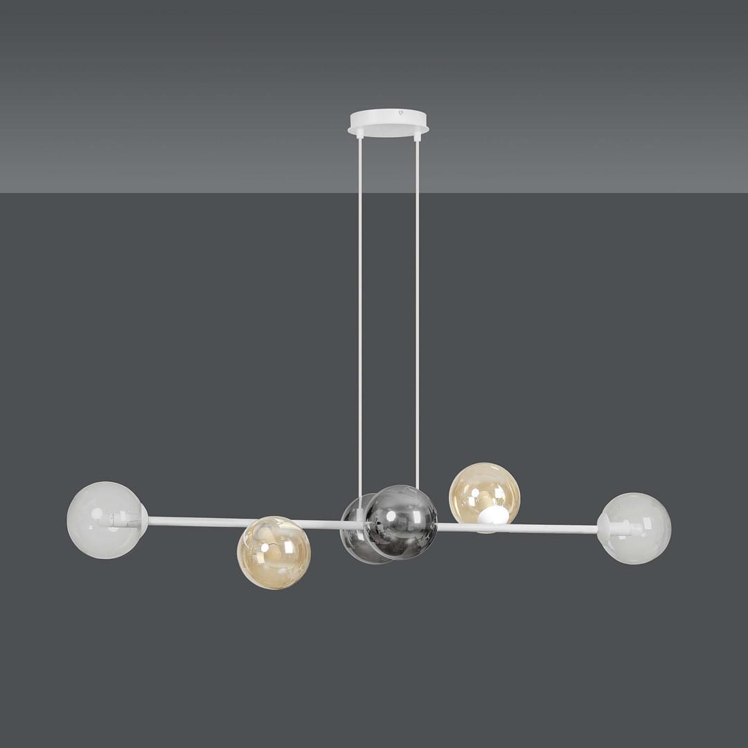 Lampa wisząca Rossi, 6-punktowa, w kolorze białym z mixem przezroczystych i metalicznych kloszy. Ujęcie frontalne, lampy zawieszone na białych przewodach. Klosze w różnych odcieniach, w tym białym, przezroczystym i złotym. Prosta, nowoczesna forma.