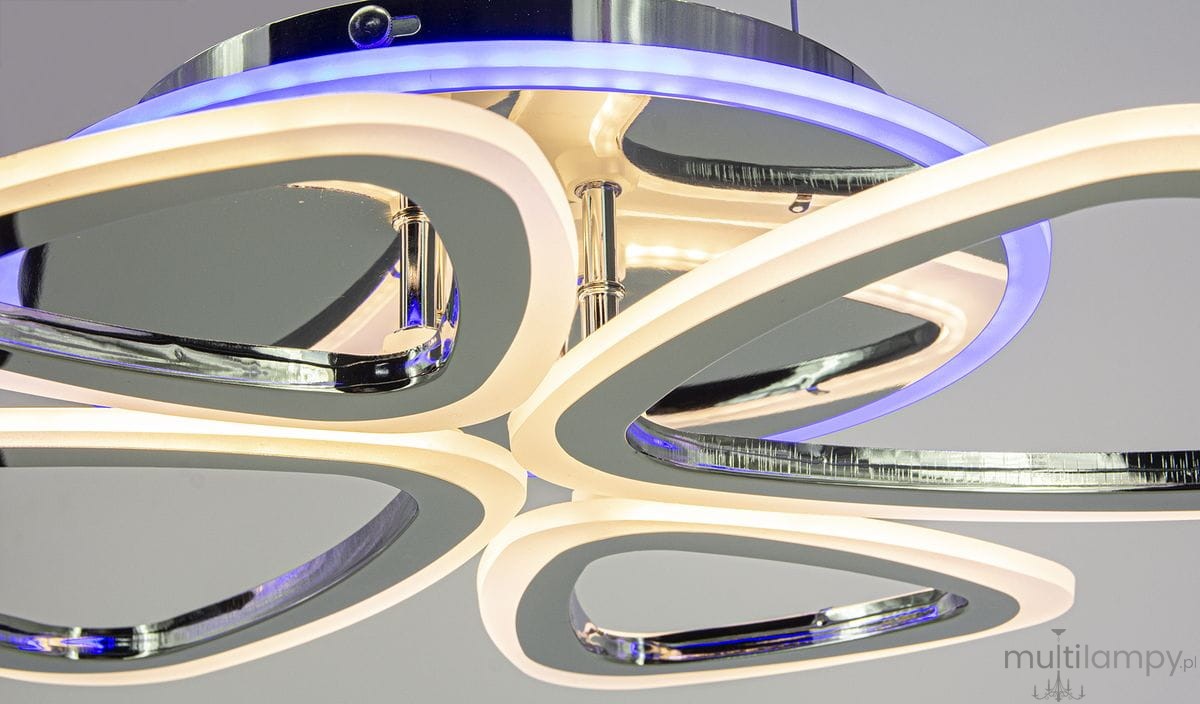 Lampa sufitowa Oslo z pilotem, z trzema źródłami LED (77W), w chromowanej obudowie. Na zdjęciu widoczne eleganckie, zakrzywione elementy w kolorze białym oraz niebieskie podświetlenie, zamontowane w konfiguracji wiszącej.