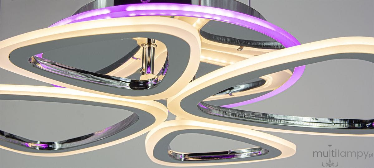 Lampa sufitowa Oslo z pilotem, 3xLED/77W, w kolorze chromu. Posiada unikalny kształt z pięcioma połączonymi, subtelnie podświetlonymi pierścieniami w odcieniach bieli i fioletu. Ujęcie z dołu, ukazujące detale wykończenia.