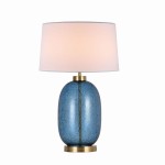 Lampa stołowa Amur z niebieską, teksturowaną ceramiczną podstawą w kształcie owalnym, z metalowym, złotym wykończeniem i białym abażurem. Stojąca, z miejscem na żarówkę E27, idealna do nowoczesnych wnętrz.