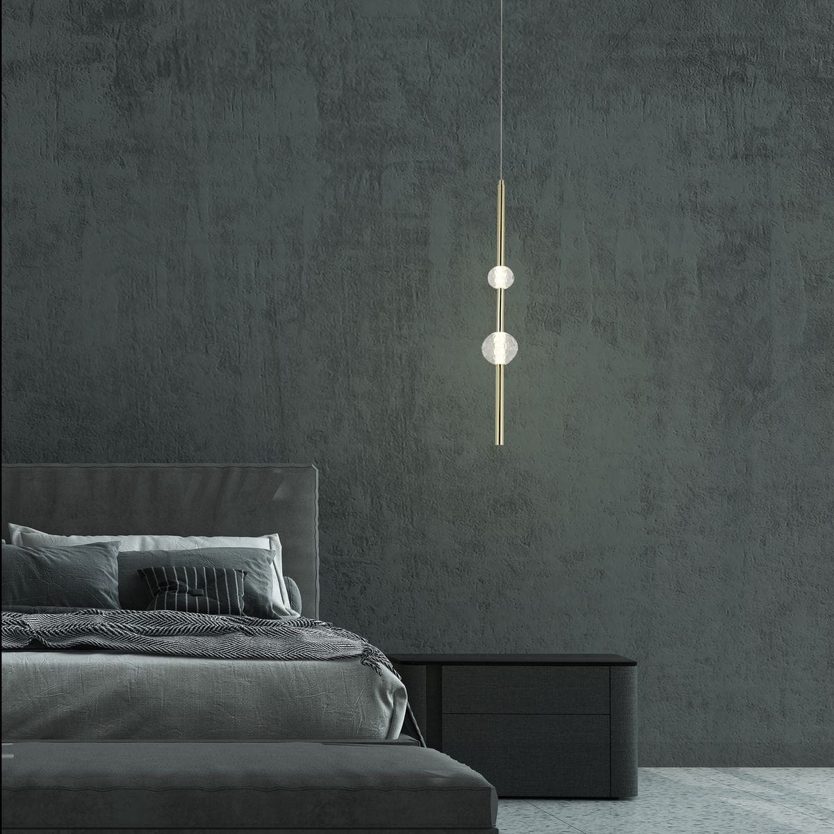 Lampa wisząca Vaku w kolorze złotym z dwoma kulistymi źródłami światła LED, zawieszona nad łóżkiem w sypialni. Prosta, elegancka forma z metalowym stelażem. Tło w ciemnym odcieniu, co podkreśla design.