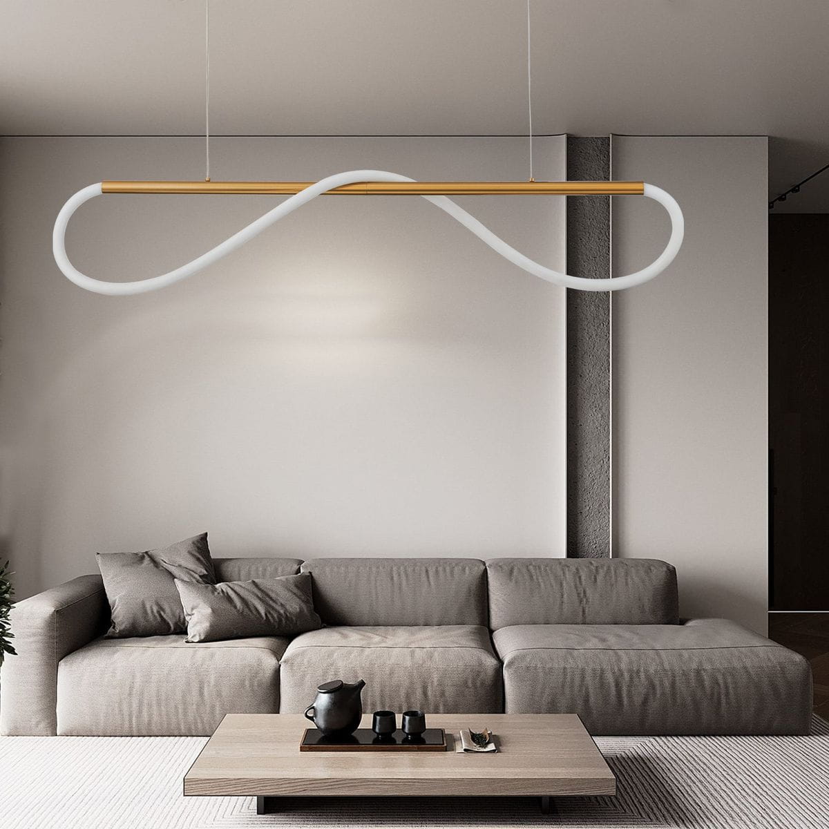 Lampa wisząca Meleca LP-2345/1P S GD CCT w kolorze złotym, z białym, falistym kloszem LED. Zawieszona nad szarym sofą w nowoczesnym wnętrzu, podświetla przestrzeń. Prosty, minimalistyczny design w eleganckim stylu.