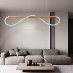 Lampa wisząca Meleca LP-2345/1P S GD CCT w kolorze złotym, z białym, falistym kloszem LED. Zawieszona nad szarym sofą w nowoczesnym wnętrzu, podświetla przestrzeń. Prosty, minimalistyczny design w eleganckim stylu.