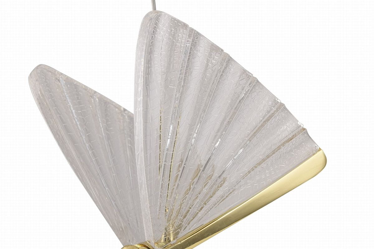 Lampa wisząca Mariposa w kolorze złotym z jedną diodą LED 8W. Szklany klosz w kształcie wachlarza z teksturą, zawieszony na cienkim metalowym przewodzie. Widoczne detale złotego mocowania oraz struktura klosza.