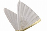 Lampa wisząca Mariposa w kolorze złotym z jedną diodą LED 8W. Szklany klosz w kształcie wachlarza z teksturą, zawieszony na cienkim metalowym przewodzie. Widoczne detale złotego mocowania oraz struktura klosza.